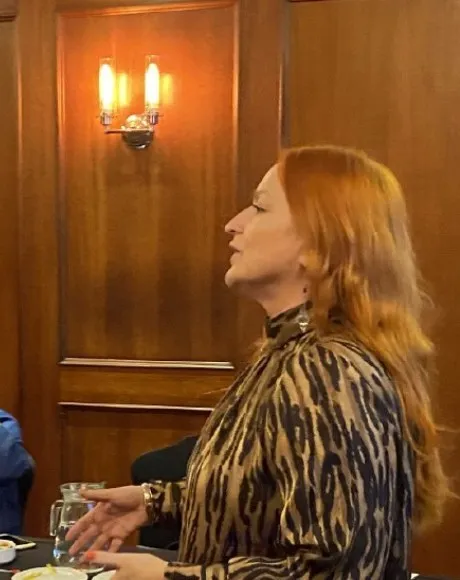 Anna Traverso dando una charla en Chile